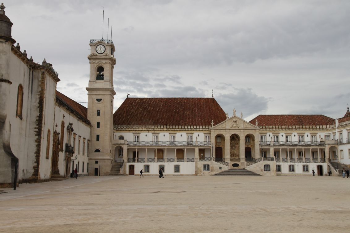 Universidade Velha, die alte Universität mit Uhrenturm